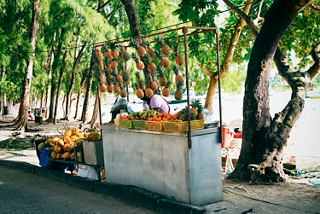 Puesto de frutas en el entorno urbano de Mauricio, rodeado de vegetación | MSC Cruceros