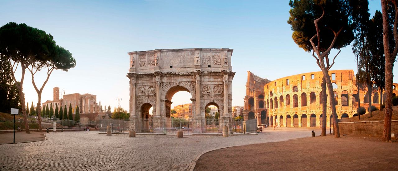 Der Bogen des Konstantin steht majestätisch bei Sonnenuntergang in der Nähe des Kolosseums in Rom und lädt zur Erkundung ein | MSC Cruises