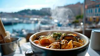 Une délicieuse bouillabaisse servie avec vue sur le port de Marseille | MSC Croisières