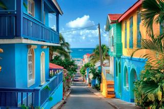 Bunte Häuser entlang einer Straße, die zum Meer und Himmel führt | MSC Cruises