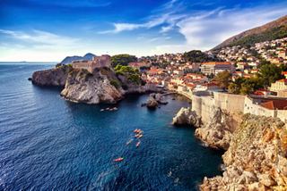 Vue de Dubrovnik avec la mer et les fortifications sous un ciel magnifique | MSC Croisières