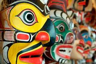 Máscara totem colorida que representa la cultura indígena de Alaska | MSC Cruceros