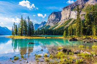 La beauté tranquille du lac Maligne dans le parc national de Jasper avec des montagnes majestueuses en arrière-plan | MSC Croisières