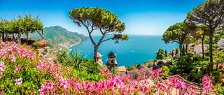Une vue côtière vibrante de Ravello avec des fleurs, des arbres et des gens profitant du beau paysage méditerranéen | MSC Croisières