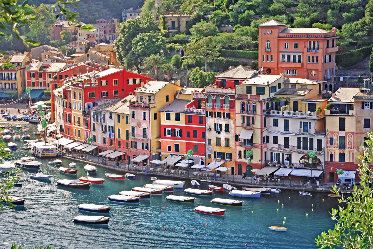 Des bâtiments côtiers vibrants bordent le port de Portofino, reflétant la beauté de la Méditerranée | MSC Croisières