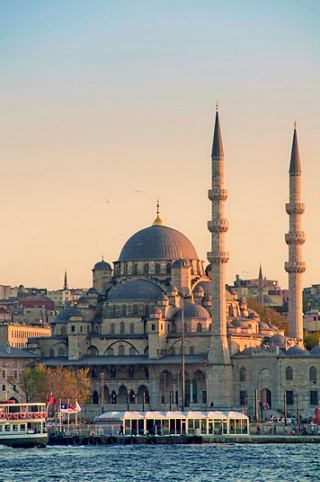 Edificio iconico con cupola e minareti a Istanbul, Turchia, destinazione Mediterraneo | MSC Crociere
