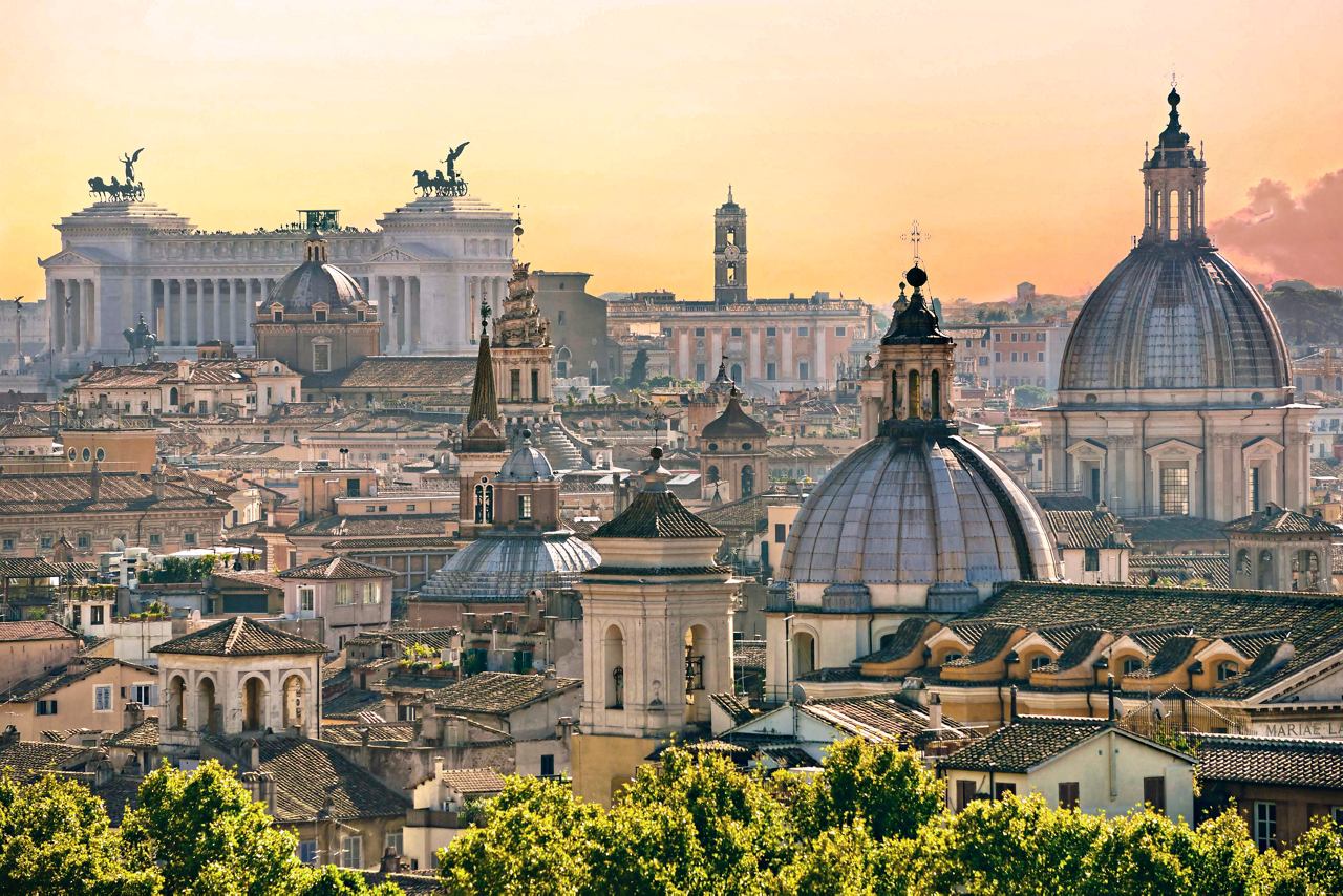 Ein Panoramablick auf Rom mit der Kuppel des Castel Sant'Angelo und historischen Gebäuden im warmen Licht | MSC Cruises