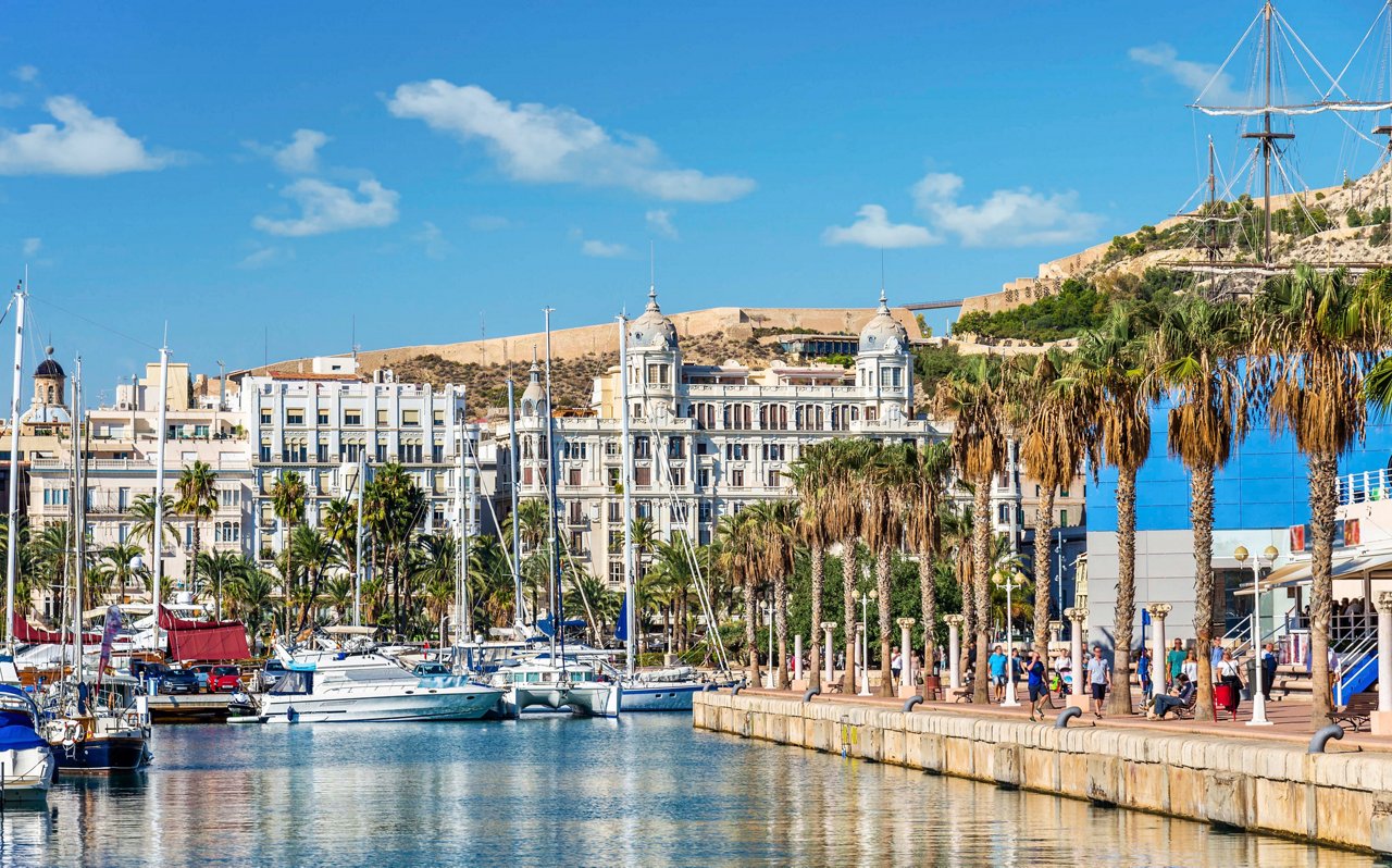 Una vista escénica de la marina de Alicante con barcos, palmeras y edificios vibrantes a lo largo de la costa | MSC Cruises