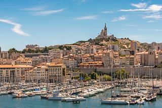 Une vue panoramique des collines de Marseille avec des bâtiments historiques et un port animé | MSC Croisières