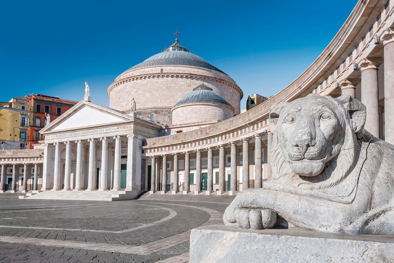 Una vista splendida della Basilica di San Francesco di Paola e di Piazza Plebiscito a Napoli sotto un cielo blu chiaro | MSC Crociere
