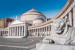 Una vista splendida della Basilica di San Francesco di Paola e di Piazza Plebiscito a Napoli sotto un cielo blu chiaro | MSC Crociere