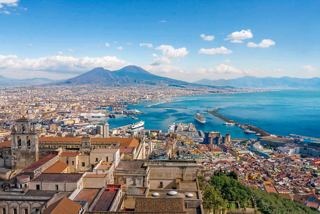 Una vista panorámica de Nápoles que muestra la costa, la vibrante ciudad y el Monte Vesubio bajo un cielo despejado | MSC Cruceros
