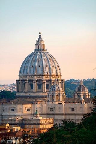 La icónica cúpula de la Basílica de San Pedro se eleva majestuos contra un cielo sereno en Roma | MSC Cruceros