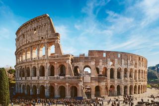 L'emblématique Colisée à Rome se dresse majestueusement sous un ciel bleu clair | MSC Croisières