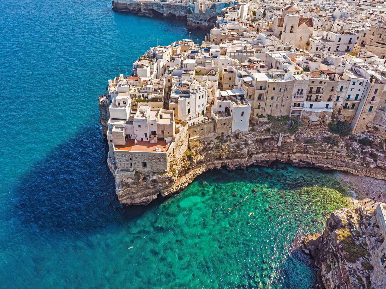 Vue aérienne des maisons sur la falaise à Polignano a Mare surplombant la mer Méditerranée | MSC Croisières