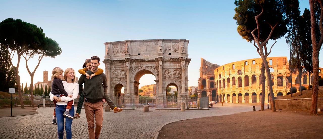 Dos personas están juntas frente al Arco de Constantino al atardecer en Roma, Italia | MSC Cruises