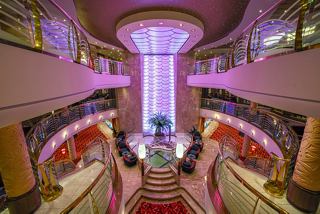 Un área de recepción elegante con asientos elegantes, iluminación vibrante y decoración acogedora en el MSC Orchestra | MSC Cruceros