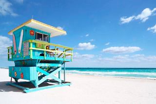 Una vibrante torre de salvavidas en una playa soleada en South Beach, Miami | MSC Cruceros