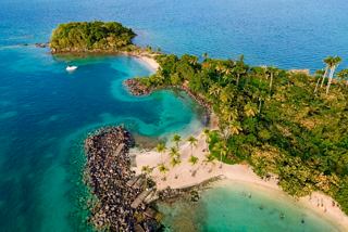 Luftaufnahme einer üppig grünen Insel mit Palmen und klarem blauen Wasser, die die Schönheit von Martinique zeigt | MSC Cruises