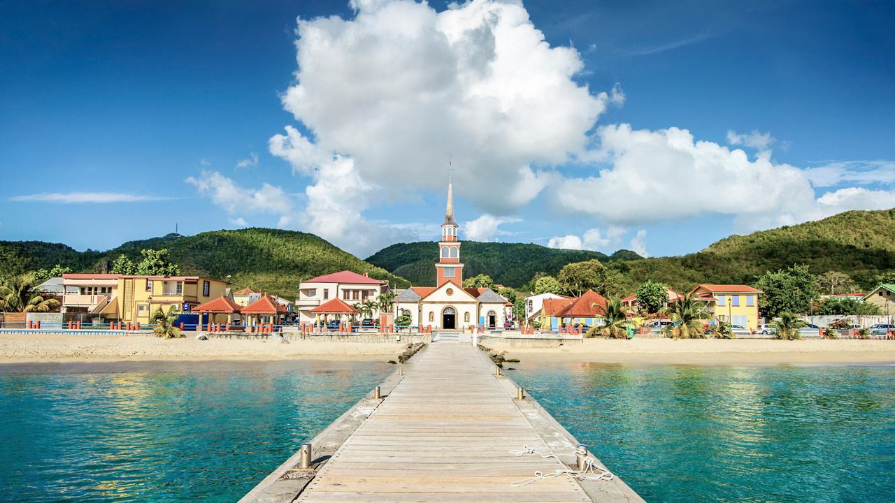 Bâtiments colorés et mer bleue à Fort-de-France, Martinique | MSC Croisières