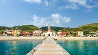 Chemin au bord de la mer aux Caraïbes à la Martinique, Fort-de-France avec des personnes | MSC Croisières