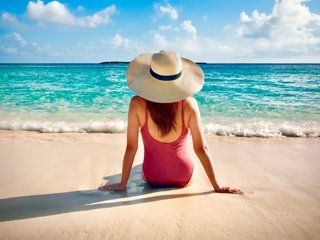 Una donna si rilassa sulla spiaggia, godendosi il sole e il mare a Nassau, Bahamas | MSC Crociere