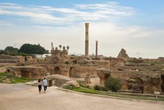 Una coppia esplora le rovine di Cartagine, con colonne antiche e le Terme Antoniniane in Tunisia | MSC Crociere