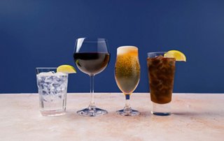 Eine Auswahl erfrischender Getränke, darunter Wein, Cocktails und alkoholfreie Getränke, auf einem Tisch | MSC Cruises