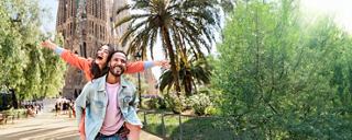 Una coppia si gode una giornata di sole a Barcellona, davanti alla Sagrada Familia e alle palme | MSC Crociere