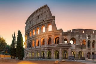 Il Colosseo a Roma illuminato dalla calda luce dell'alba | MSC Crociere