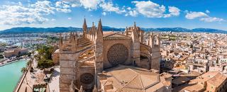 Vue panoramique de Palma de Mallorca avec la cathédrale La Seu et la mer Méditerranée | MSC Croisières
