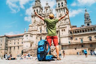 Un voyageur joyeux célèbre devant la cathédrale de Saint-Jacques-de-Compostelle, montrant la beauté de l'Espagne | MSC Croisières