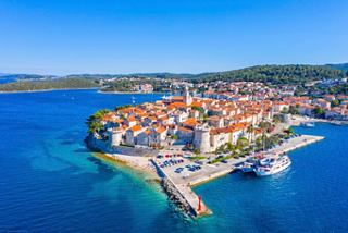 Luftaufnahme einer charmanten Küstenstadt in Kroatien, umgeben von klarem blauen Wasser | MSC Cruises