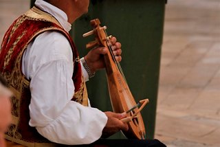 Ein Musiker in traditioneller Kleidung spielt eine Laute und fängt das Wesen der mediterranen Kultur in Kroatien ein | MSC Cruises