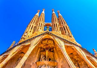 Les détails architecturaux époustouflants de la Sagrada Familia s'élèvent majestueusement contre un ciel bleu clair | MSC Croisières