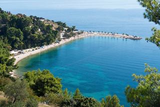 Luftaufnahme des Kašjuni-Strandes mit klarem blauen Meer und üppigem Grün in der mediterranen Region Kroatiens | MSC Cruises