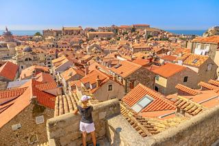Eine Frau genießt den atemberaubenden Blick auf den Sonnenuntergang über den Dächern der historischen Gebäude von Dubrovnik | MSC Cruises