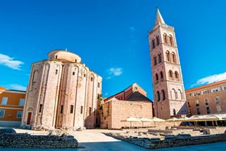 Ein atemberaubender Blick auf die architektonischen Wahrzeichen von Zadar, mit der historischen Kirche und dem Forum vor klarem blauen Himmel | MSC Cruises