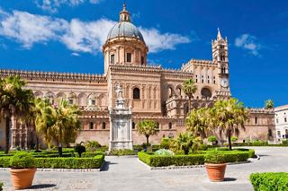 La majestueuse cathédrale de Palerme, entourée d'une verdure vibrante et d'un ciel clair, invite à l'exploration et à l'émerveillement | MSC Croisières