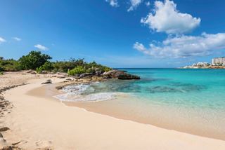 Ein ruhiger Blick auf den Mullet Bay Strand in St. Martin mit weichem Sand und klarem Wasser | MSC Cruises