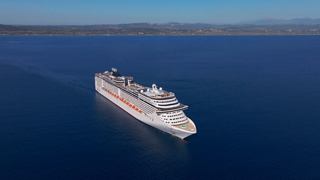 Vue aérienne du MSC Splendida naviguant gracieusement sur la mer bleue profonde sous un ciel dégagé | MSC Croisières
