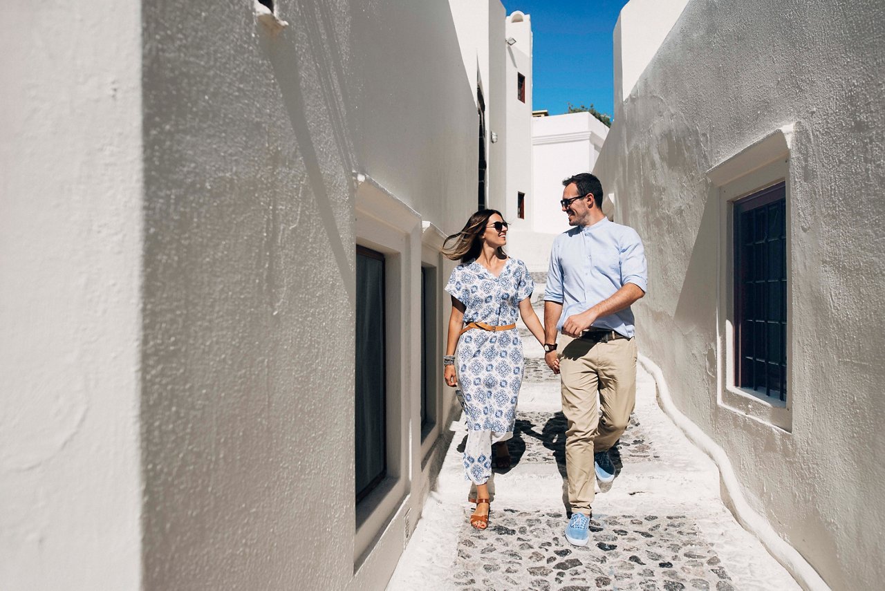 Una pareja disfruta de un momento alegre juntos mientras exploran las encantadoras calles de Grecia | MSC Cruises