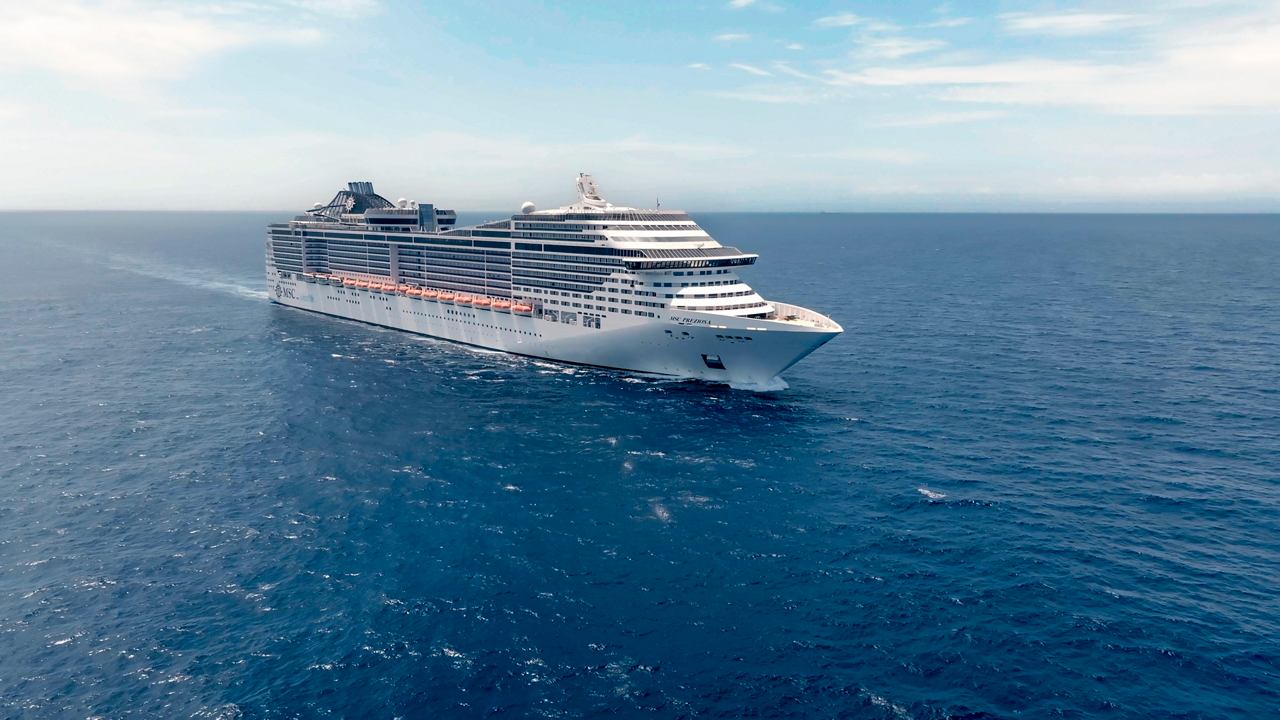Die MSC Preziosa segelt anmutig über den atemberaubenden blauen Ozean unter einem hellen Himmel | MSC Cruises