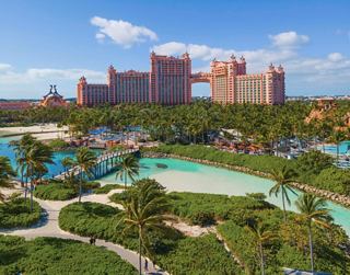 Una vista vibrante dell'Hotel Atlantis e dei paesaggi lussureggianti sull'Isola Paradiso a Nassau, Bahamas | MSC Crociere