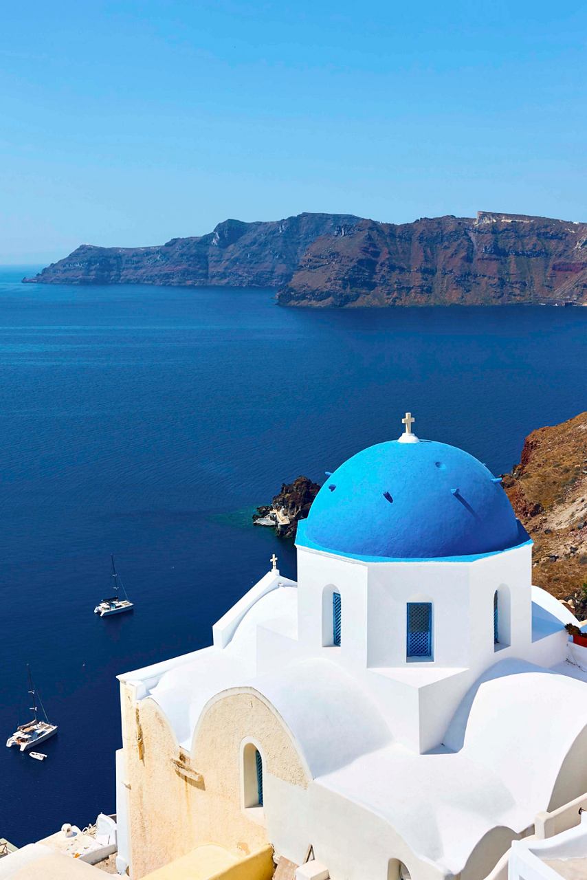 Una vista impresionante de una cúpula blanca contra el mar azul profundo en Santorini, Grecia | MSC Cruises