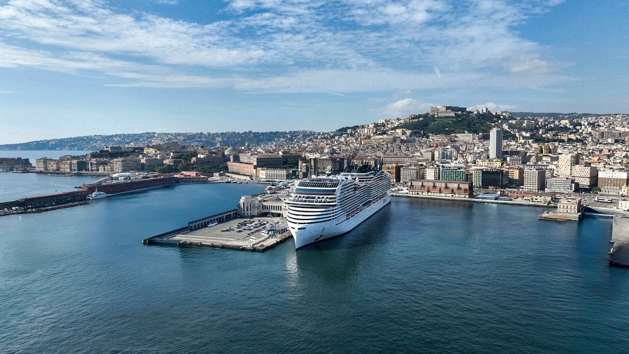 Una vista mozzafiato della MSC World Europa ormeggiata a Napoli, Italia | MSC Crociere