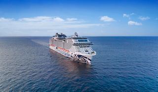 Die MSC Euribia navigiert elegant über das ruhige Meer unter einem hellen Himmel | MSC Cruises