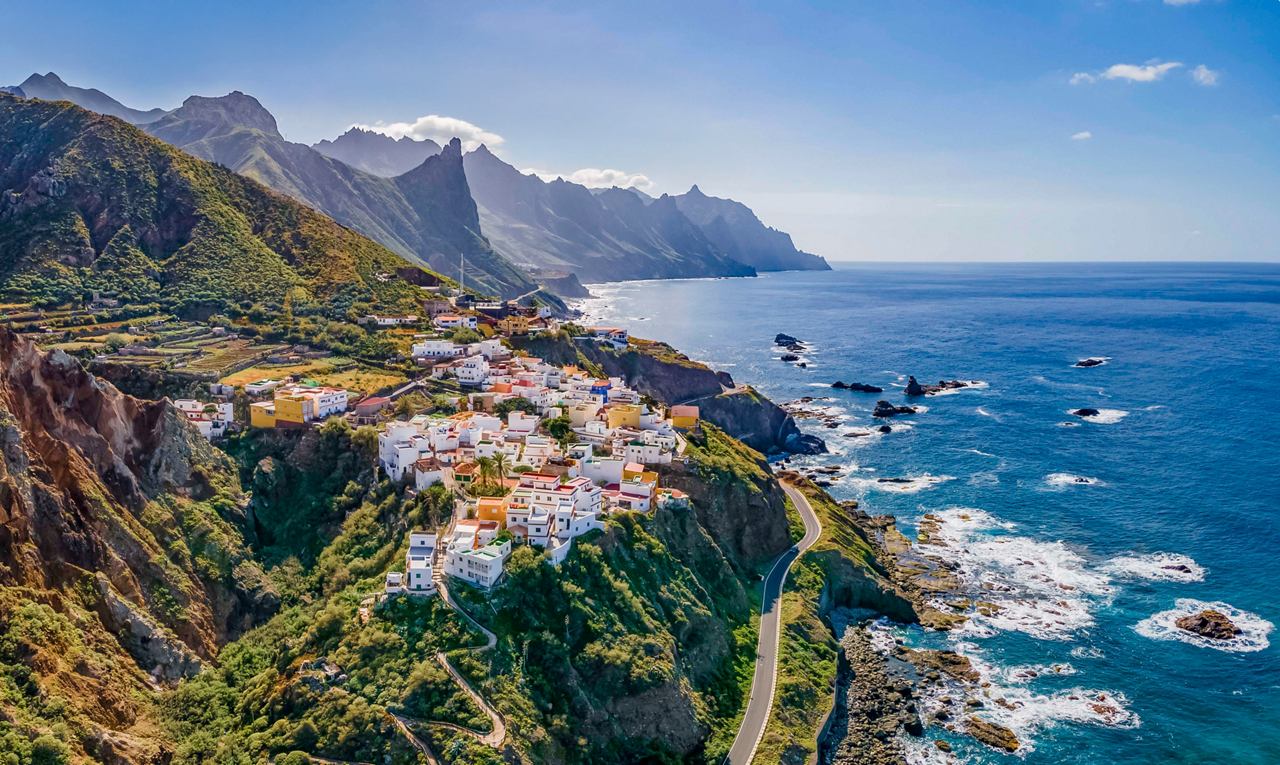 Küstenansicht von Santa Cruz de Tenerife mit Bergen im Hintergrund und dem blauen Meer | MSC Cruises