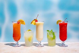 Eine lebendige Auswahl von fünf erfrischenden Cocktails in Gläsern, perfekt für den Genuss am Pool | MSC Cruises