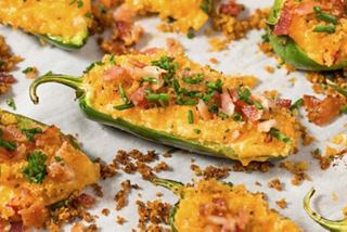 Délicieux jalapeños farcis garnis de fromage, bacon et herbes sur une plaque de cuisson | MSC Croisières